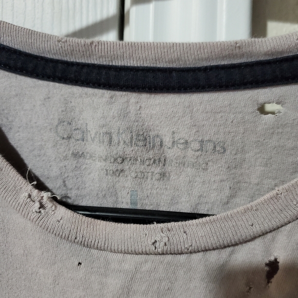 Calvin Klein Distressed Tee - Picture 5 of 5